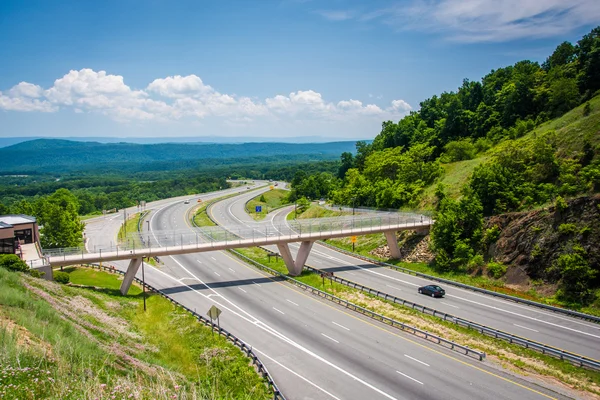 Blick auf die i-68 und eine Fußgängerbrücke am Rande des Hügels, Maryland. — Stockfoto