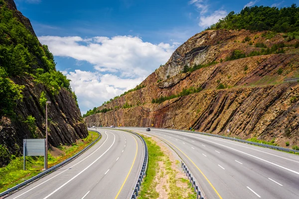 View of I-68 from a pedestrian bridge at Sideling Hill, Maryland — Stock Photo, Image