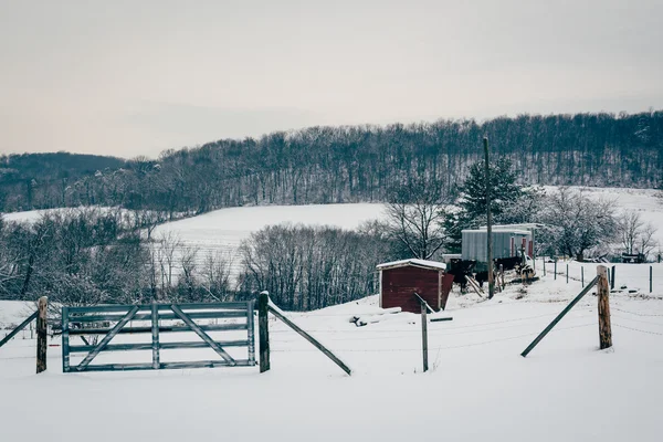 Vinter vy av snötäckta gård fält på landsbygden carroll county, — Stockfoto