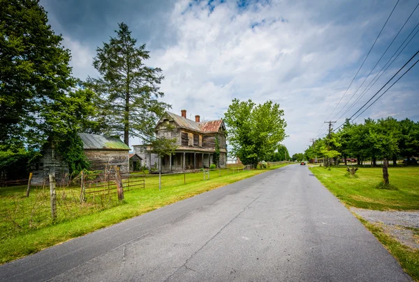 Opuštěný dům a silnici v Elktonu v Údolí Shenandoah — Stock fotografie