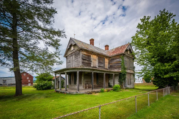 Verlaten huis in Elkton, in de Shenandoah vallei van Virginia. — Stockfoto