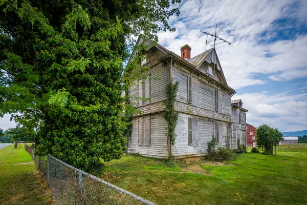 Opuszczony dom w Elkton, w Shenandoah Valley w stanie Wirginia. — Zdjęcie stockowe