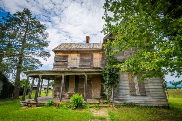Opuszczony dom w Elkton, w Shenandoah Valley w stanie Wirginia. — Zdjęcie stockowe