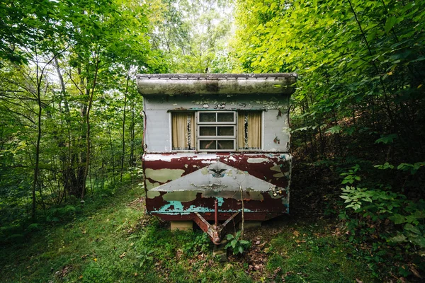 Abandoned trailer in the woods, in the rural Shenandoah Valley, — Stock Photo, Image