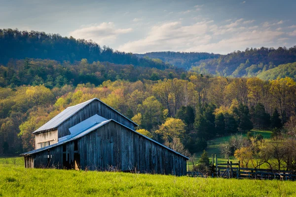 Schuur en lente kleur in de landelijke Shenandoah vallei van Virginia — Stockfoto