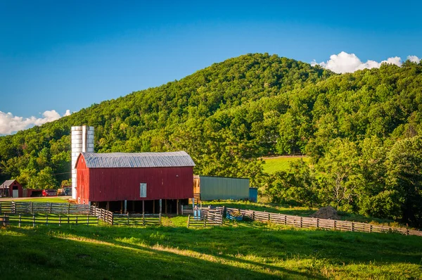 Celeiro em uma fazenda e montanha no vale rural de Shenandoah de Vi — Fotografia de Stock