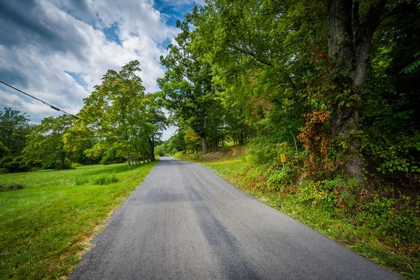 Landsväg i landsbygdens Shenandoah Valley, Virginia. — Stockfoto