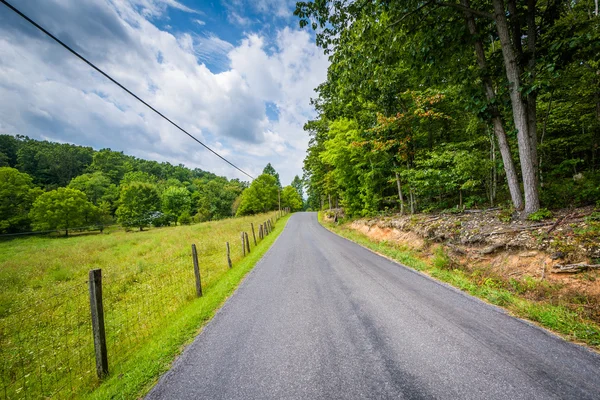 Landstraße im ländlichen Shenandoah-Tal, jungfräulich. — Stockfoto