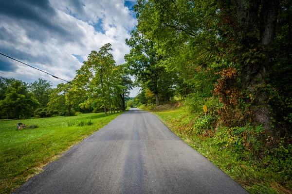 Route de campagne dans la vallée rurale de Shenandoah, Virginie . — Photo