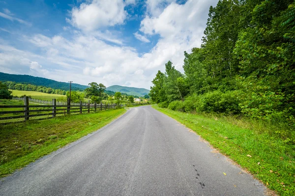 Country road in the rural Shenandoah Valley, Virginia. — Stock Photo, Image