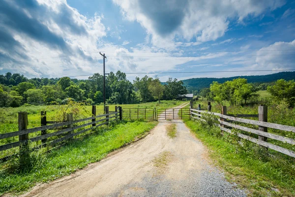 Onverharde weg in de landelijke Shenandoah vallei, Virginia. — Stockfoto