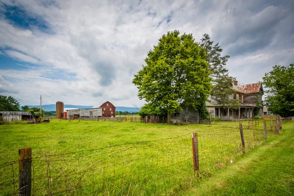 Farmy w Elkton, w wiejskich Shenandoah Valley w stanie Wirginia. — Zdjęcie stockowe