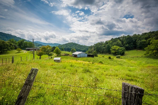 Staket och syn på en gård i landsbygdens Shenandoah Valley of Virginia. — Stockfoto