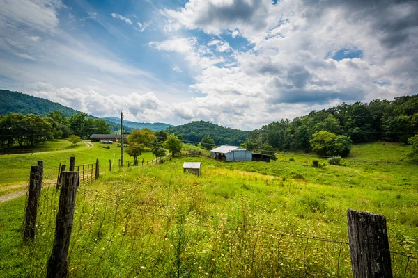 Zaun und Blick auf einen Bauernhof im ländlichen Shenandoah-Tal in Jungfräulichkeit. — Stockfoto