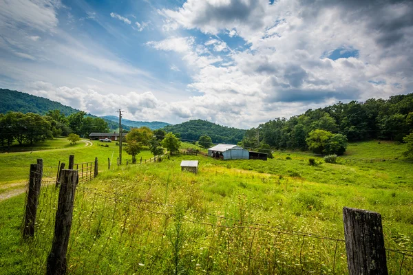 Valla y vista de una granja en el valle rural de Shenandoah de Virginia . — Foto de Stock