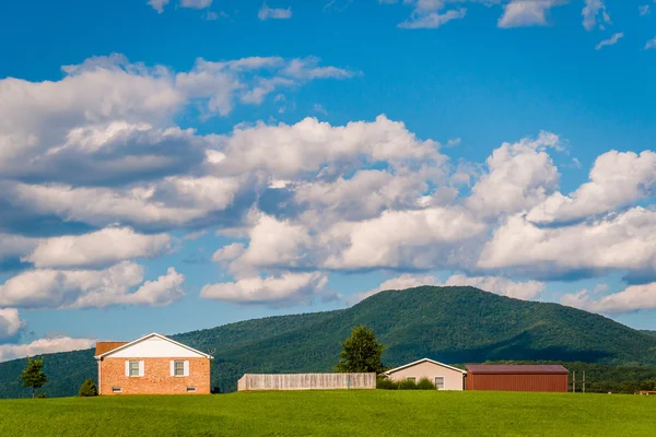 Maisons et vue sur les montagnes lointaines dans le Val rural de Shenandoah — Photo