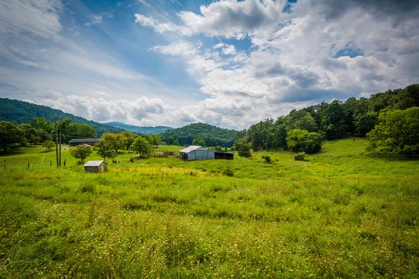 Vue d'une ferme dans la vallée rurale de Shenandoah en Virginie . — Photo