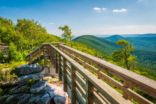 Wooden bridge and view of the Appalachian Mountains from Big Sch — Stock Photo, Image