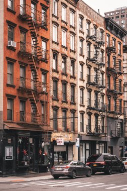 Aşağı Doğu Yakası 'ndaki Broome Caddesi boyunca uzanan tarihi mimari, Manhattan, New York