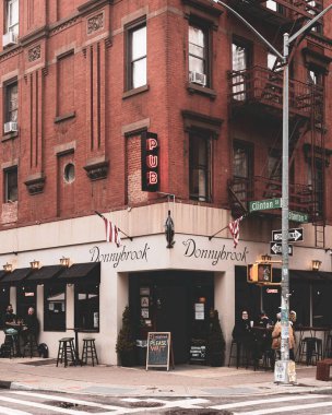 Manhattan, New York 'ta Lower East Side' da neon bar tabelası.