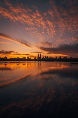 Central Park, Manhattan, New York 'ta, Jacqueline Kennedy Onassis Rezervuarı üzerinde gün batımı