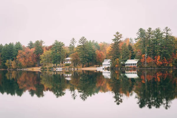 美国缅因州威尔顿市的威尔逊湖 秋天的色彩 — 图库照片