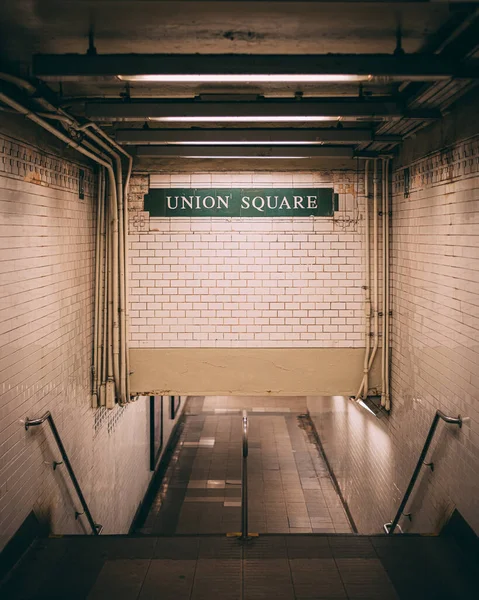 纽约市曼哈顿联合广场地铁站的签名和走道 — 图库照片