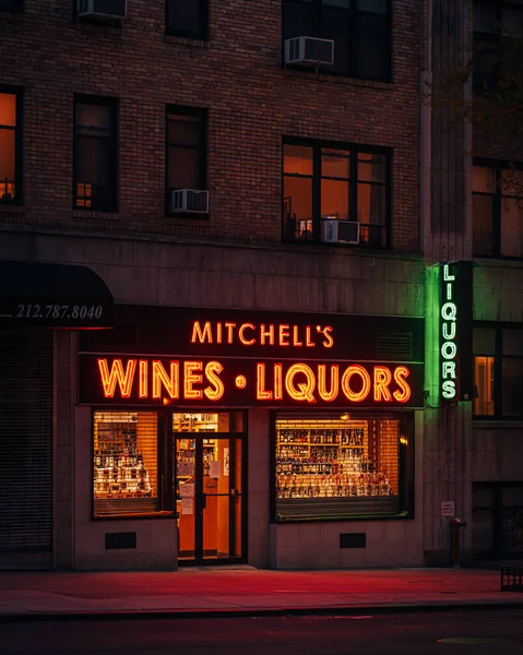 Mitchells Wines Liquors Neon Sign Night Upper West Side Manhattan — Stock Photo, Image