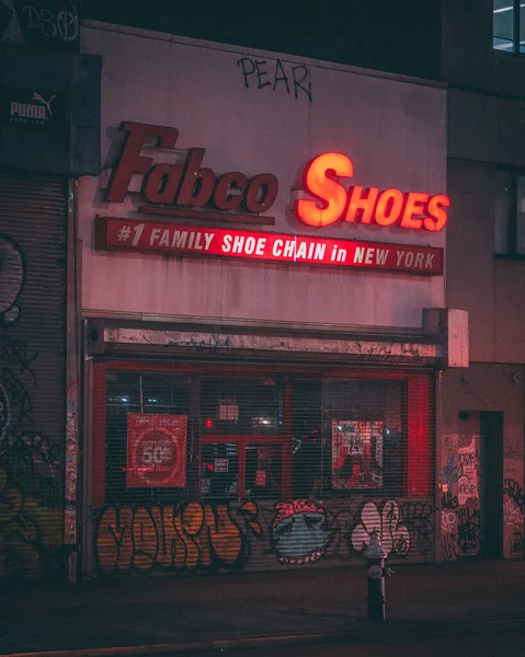 Неоновая Вывеска Fabco Shoes Ночью Lower East Side Манхэттен Нью — стоковое фото