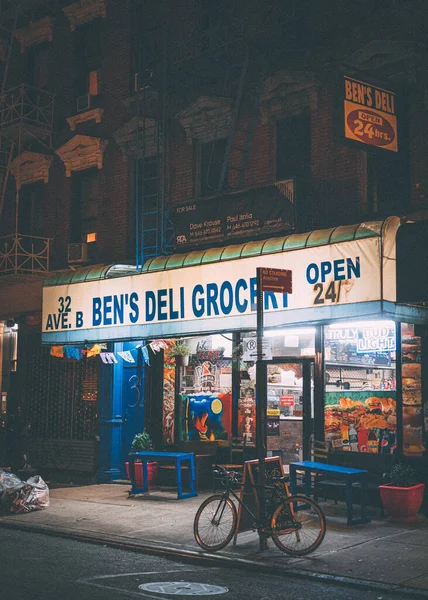 Bens Deli Foocery Night East Village Manhattan New York City — стоковое фото