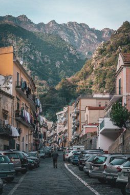 Cetara 'da mimari ve dağların olduğu sokak sahnesi, Amalfi Sahili, Campania, İtalya