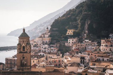 İtalya 'nın Campania kentindeki Amalfi köyü ve çevresindeki dağların manzarası