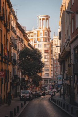 Madrid, İspanya 'da mimari ile sokak sahnesi