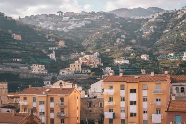 Amalfi Sahili, Campania, İtalya 'daki tepelerin ve dağların manzarası