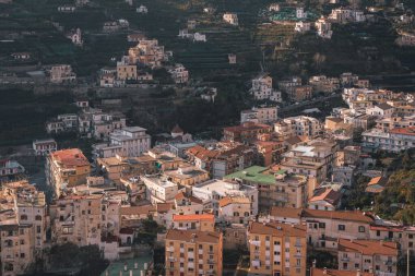 Amalfi Sahili, Campania, İtalya 'daki tepelerin ve dağların manzarası