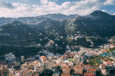 Amalfi Sahili, Campania, İtalya 'daki tepelerin ve dağların manzarası
