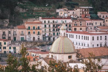 Cetara 'daki Chiesa San Pietro Apostolo manzarası, Amalfi Sahili, Campania, İtalya