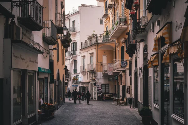 Menschen Gehen Eine Enge Straße Entlang Amalfi Kampanien Italien — Stockfoto