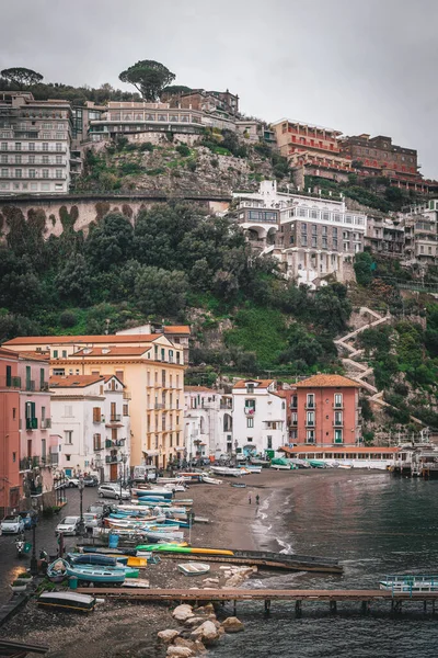 意大利坎帕尼亚Sorrento山坡上的一个小海滩和一些建筑物 — 图库照片