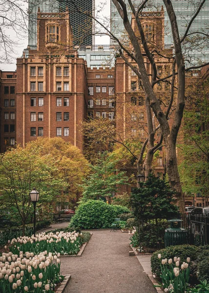 Önünde Bahçe Olan Tuğla Bir Bina Tudor City New York — Stok fotoğraf