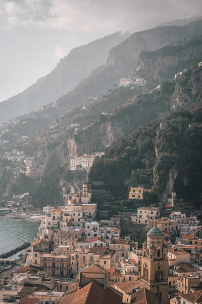 Vista Del Pueblo Amalfi Las Montañas Circundantes Campania Italia —  Fotos de Stock