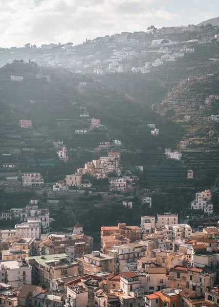 Amalfi Sahili, Campania, İtalya 'daki tepelerin ve dağların manzarası