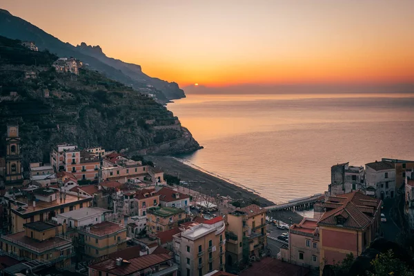 Uitzicht Zonsopgang Het Dorp Minori Omliggende Bergen Aan Kust Van — Stockfoto