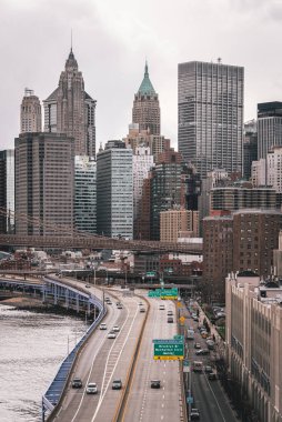 New York 'taki Manhattan Köprüsü' nden FDR Drive ve Finans Bölgesi manzarası