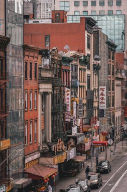 Manhattan Köprüsü 'nden Manhattan, New York' taki Çin Mahallesi üzerindeki şehir manzarası.