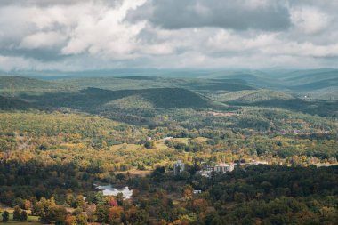 Ellenville yakınlarındaki dağların manzarası, Shawangunk Dağları, New York