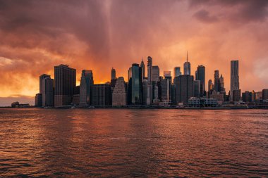 Günbatımında Manhattan ve East River 'ın silueti Dumbo, Brooklyn, New York