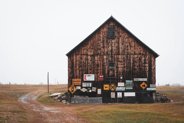 Une Grange Avec Vieux Panneaux Dessus Maine — Photo