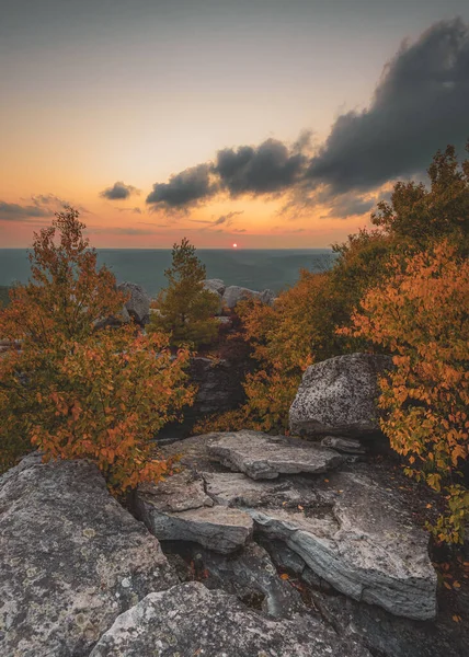 纽约Shawangunk山Cragsmoor的一个岩石悬崖 背景是树木和日落 — 图库照片