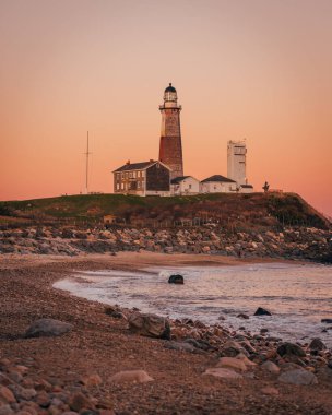 Montauk Deniz Feneri, gün batımında, Montauk Point Eyalet Parkı, Hamptons, Long Island, New York